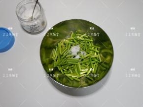 加入盐，抓匀后腌制1天左右，至蒜薹出水。