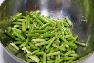 腌制好，将多余的水分沥干