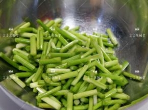 腌制好，将多余的水分沥干