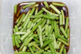 放入密封容器，加入没过蒜薹的海鲜酱油，白糖，白酒，盖上盖子摇匀扔进冰箱，腌制入味即可食用。