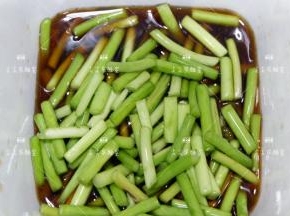 放入密封容器，加入没过蒜薹的海鲜酱油，白糖，白酒，盖上盖子摇匀扔进冰箱，腌制入味即可食用。