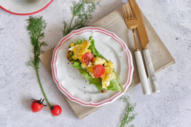 开放式三明治—炒蛋蔬菜