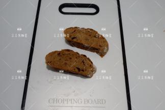面包切出2片，