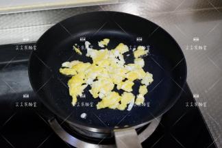锅中加少许油，将鸡蛋炒熟