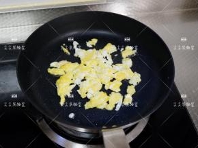 锅中加少许油，将鸡蛋炒熟