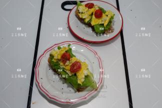 装盘，撒上黑胡椒即可