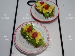 装盘，撒上黑胡椒即可