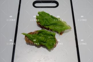 生菜洗净撕成2片铺在面包片上