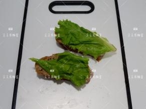 生菜洗净撕成2片铺在面包片上