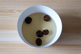 香菇提前浸泡发开；