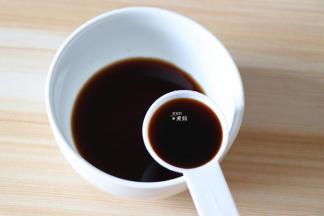 取一个碗，倒入30g香醋、15g生抽搅拌均匀备用；