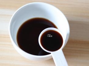 取一个碗，倒入30g香醋、15g生抽搅拌均匀备用；