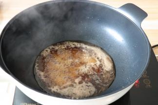 步骤5的香醋生抽混合物倒入热锅中，再加入适量热开水小火熬煮5分钟左右；