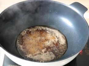 步骤5的香醋生抽混合物倒入热锅中，再加入适量热开水小火熬煮5分钟左右；