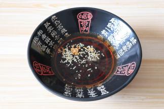 再撒少许熟白芝麻搅拌均匀；