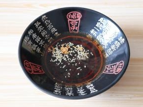 再撒少许熟白芝麻搅拌均匀；
