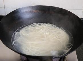另起一锅放入适量水和盐煮面，期间可加入2-3次冷水，这样煮出的面条会更加劲道；