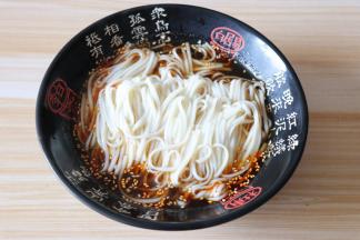 捞出面条放入酸汤里；