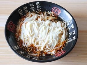 捞出面条放入酸汤里；