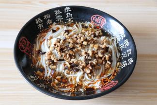 倒入炒熟的香菇肉臊子，撒适量葱花即可；