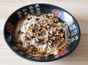 倒入炒熟的香菇肉臊子，撒适量葱花即可；