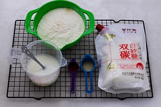 备齐所有的食材并称重备用。