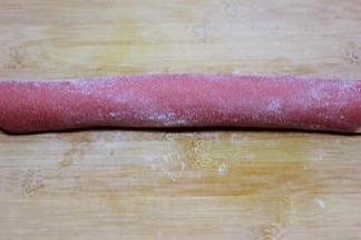 从底部开始向上卷起来、一直卷到头、记住要卷紧一些。