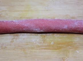 从底部开始向上卷起来、一直卷到头、记住要卷紧一些。