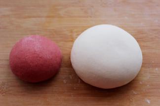 把醒发好的面团，排气揉匀后。