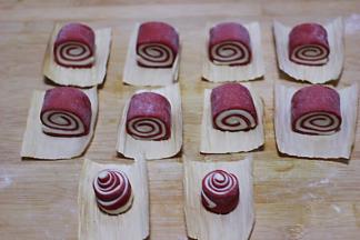 把做好的馒头放到玉米叶里。
