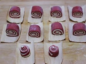 把做好的馒头放到玉米叶里。
