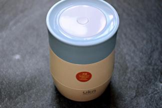 把焖烧杯的盖子拧紧后，用手轻轻晃动几下，然后放置4个小时左右就可以了。