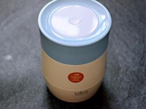 把焖烧杯的盖子拧紧后，用手轻轻晃动几下，然后放置4个小时左右就可以了。