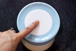 用手指在焖烧杯的盖子的中间摁一下、就可以打开盖子了。