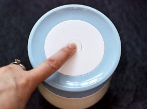 用手指在焖烧杯的盖子的中间摁一下、就可以打开盖子了。