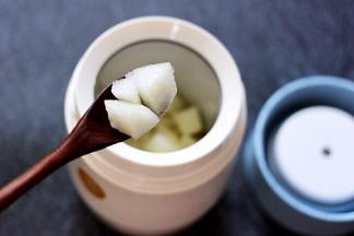 把焖烧杯的盖子打开以后，把里面的水倒出来。