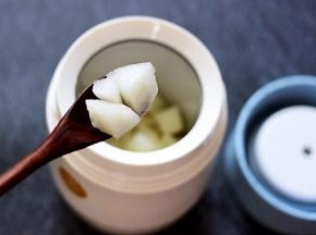 把焖烧杯的盖子打开以后，把里面的水倒出来。