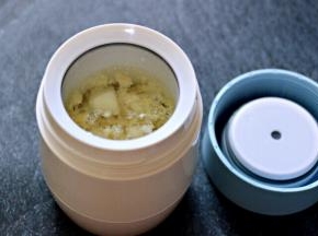 把所有的食材都放入焖烧杯以后。