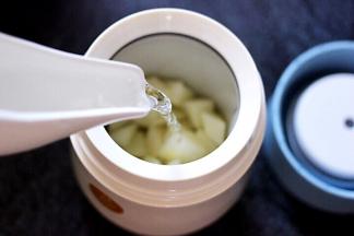 先把雪梨块放入焖烧杯以后，加入一些100度以上的热水，然后盖上盖子焖2、3分钟后。