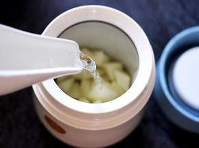 先把雪梨块放入焖烧杯以后，加入一些100度以上的热水，然后盖上盖子焖2、3分钟后。