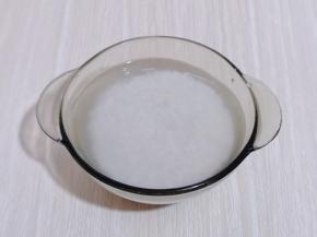 将大米淘洗干净！冷水泡15分钟！