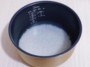 泡好的米倒入电饭煲内胆中，米与水的比例为1:1.5。