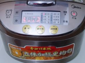 将电饭煲内胆放入电饭煲中，启动精华煮饭模式，将米煮8分熟，可以根据自家电饭煲功能煮饭！没有特殊要求！