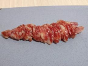 这时间将腊肠切片备用。