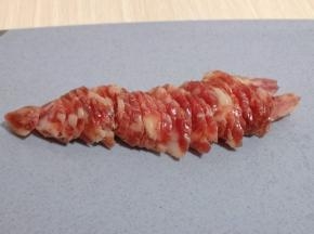 这时间将腊肠切片备用。