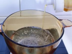 锅中加入纯净水，烧开，加入少量食用油。