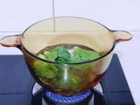 将洗干净的菜心加入沸水锅中，焯水约30秒，捞出立即过冷水！