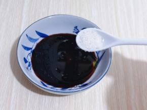 加入白砂糖用筷子搅拌均匀！