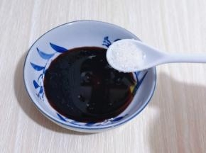 加入白砂糖用筷子搅拌均匀！