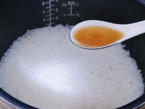 锅中水分快干时淋锅边一勺芝麻油！